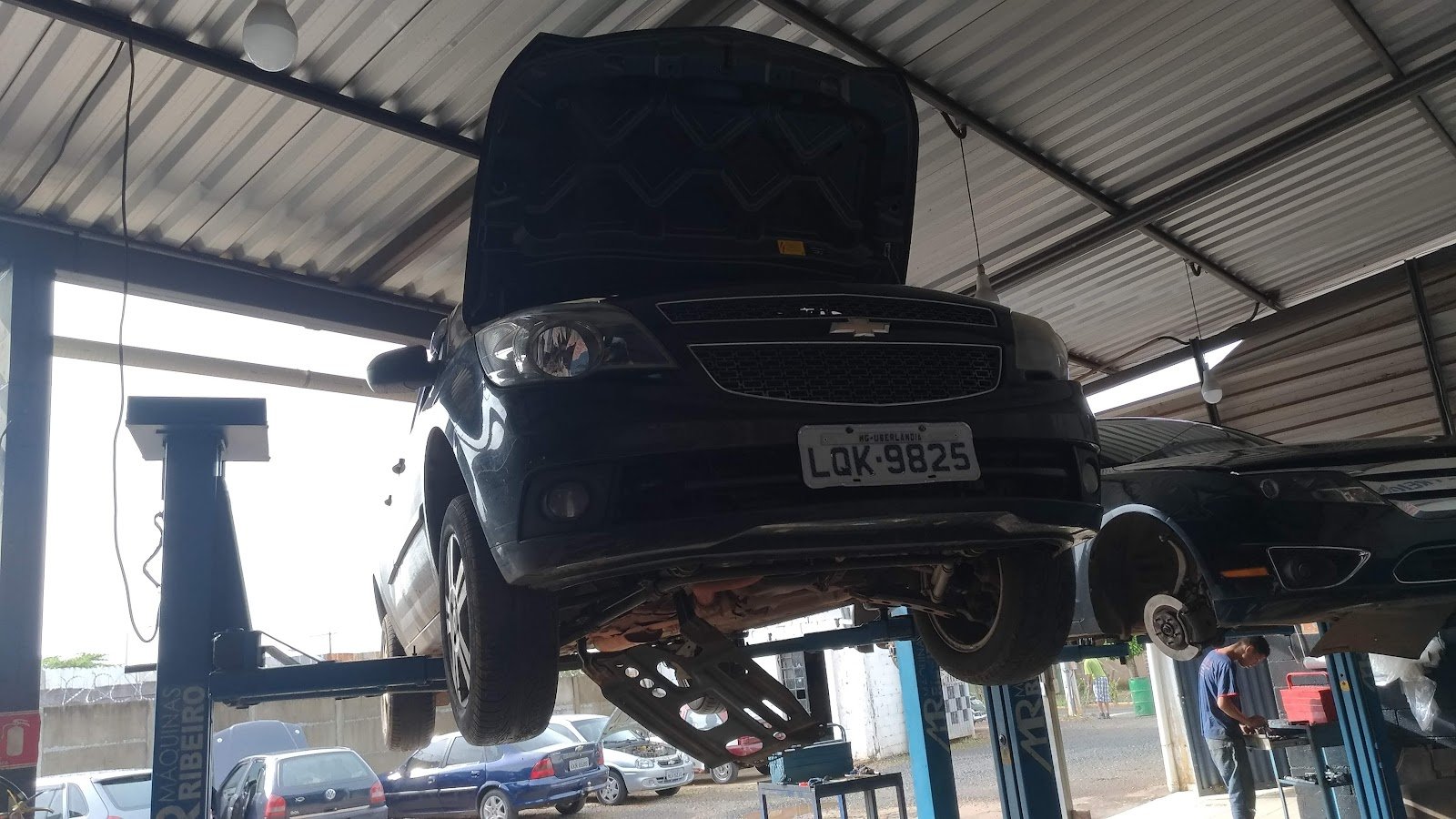 Veículo elevado para inspeção na oficina